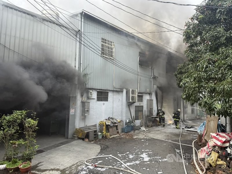 台中市神岡區1處鐵皮工廠17日上午發生火警,廠內堆放金屬原料、冒出濃煙,消防局獲報到場搶救,共計有3名傷者送醫。(翻攝照片)中央社記者蘇木春傳真 114年6月17日