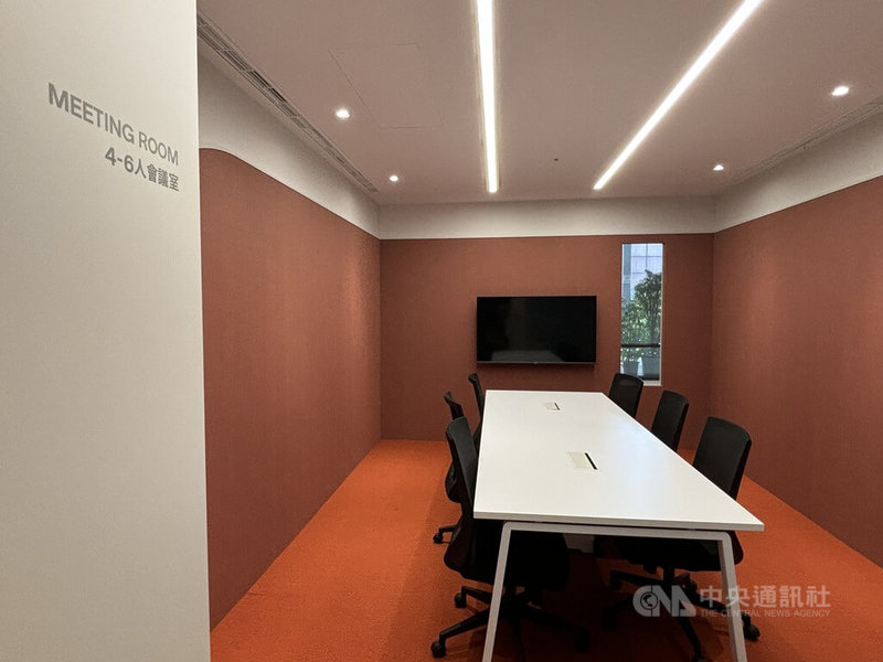 貿協TAI-ONE SPACE智能共享辦公室擁有超過1200坪單層開放空間、323席工作座位,是目前全台規模最大的單層共享辦公室,每席座位平均月租金約新台幣1.2萬元。中央社記者劉千綾攝 114年6月17日