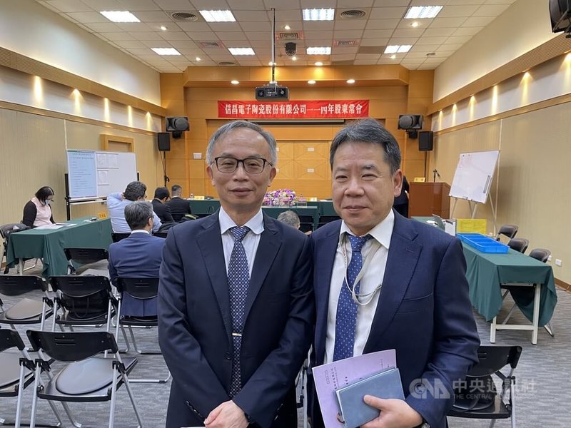 信昌電17日在桃園楊梅舉行股東會,看好今年人工智慧(AI)伺服器成長動能,圖右為信昌電總經理陳淳學,左為佳邦總經理洪志謀。中央社記者鍾榮峰攝 114年6月17日