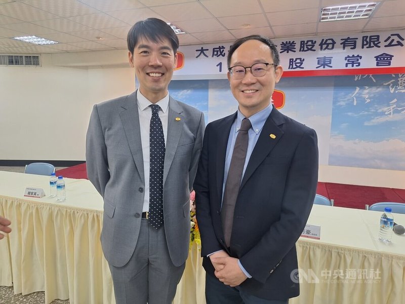 食品廠大成17日召開股東會並全面改選董事,第三代接班成為焦點,韓家第三代韓芳豪(右)和韓芳祖(左)首度進入董事會,挹注新血。中央社記者何秀玲攝 114年6月17日