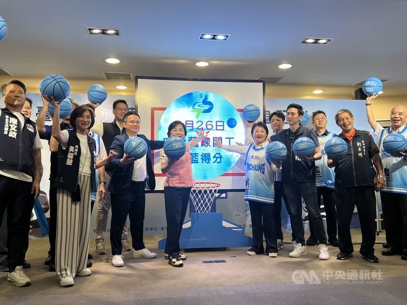 台中市政府17日下午舉行「台中捷運藍線上藍得分」暖身記者會,預告捷運藍線26日將正式開工,市長盧秀燕(中右)出席。中央社記者郝雪卿攝 114年6月17日