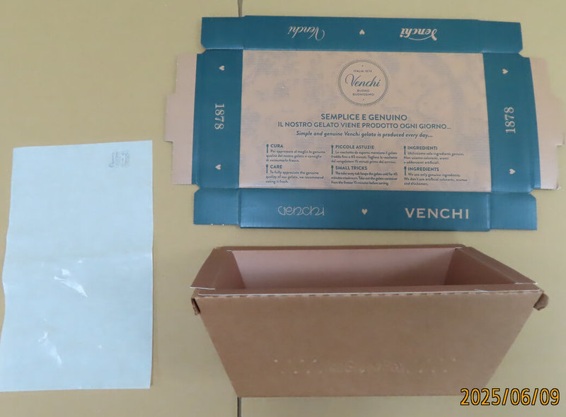 衛生福利部食品藥物管理署17日公布邊境檢驗不符合食品資訊中,自義大利進口的百年巧克力品牌Venchi冰淇淋所用外帶盒因檢出螢光增白劑等違規,共2批、62.04公斤遭邊境攔截,未流入市面,並針對該進口商由一般抽批查驗調整為加強抽批查驗。(食藥署提供)中央社記者沈佩瑤傳真 114年6月17日