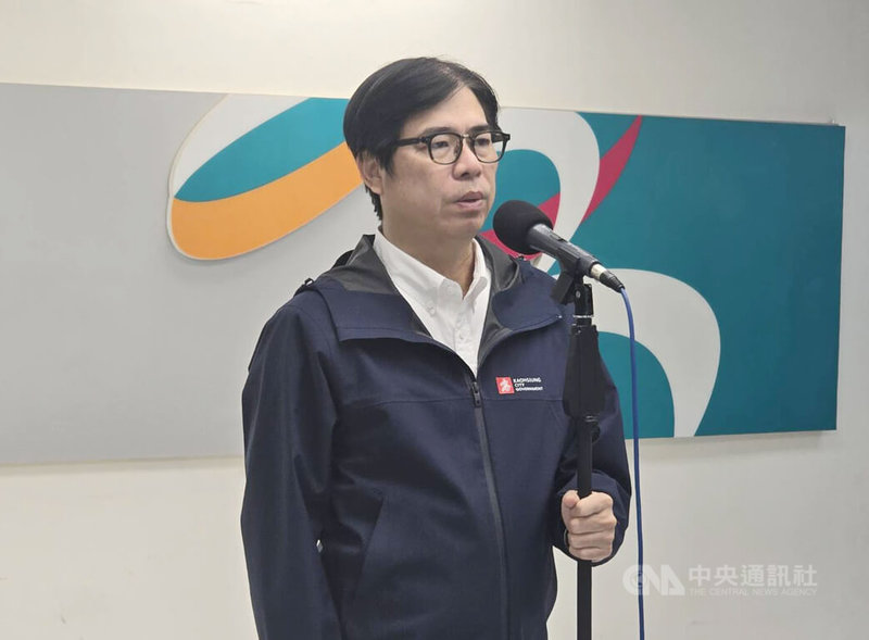 台北市16日晚上發生電動公車火燒車事件,高雄市長陳其邁17日接受媒體聯訪表示,高雄市有該廠牌3輛同年但不同型車款,將停駛並進行全面安全檢查。中央社記者蔡孟妤攝 114年6月17日