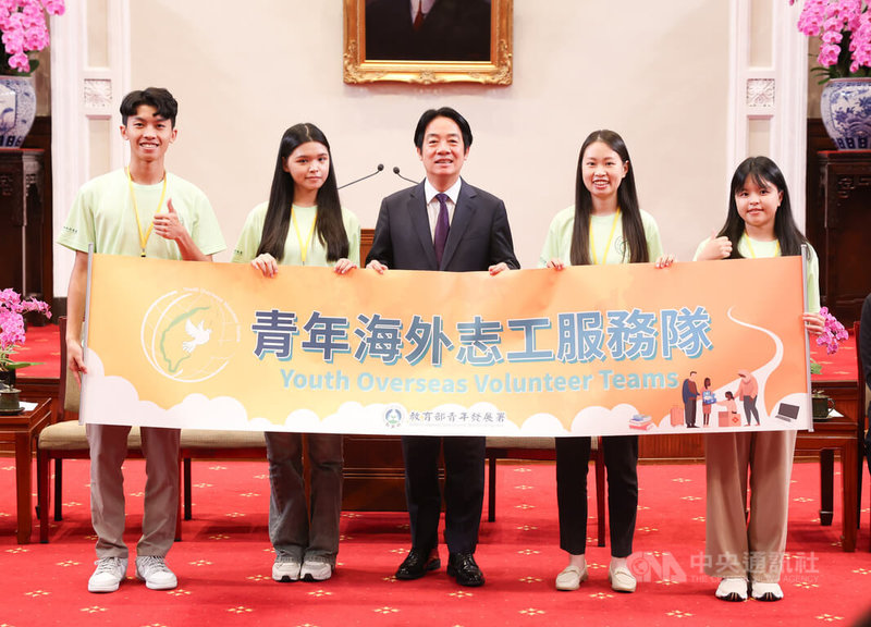 總統賴清德(中)17日下午在總統府接見青年海外志工服務隊代表,親自授旗給青年海外志工服務隊,感謝大家以行動推動外交,讓世界看見台灣。中央社記者謝佳璋攝 114年6月17日