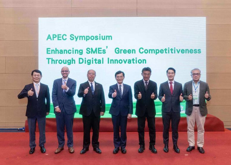為深化台灣與APEC各會員體合作,強化中小企業與海外市場的連結,經濟部17日於高雄展覽館舉辦「亞太經濟合作(APEC)數位創新打造中小企業綠色競爭力研討會」。(經濟部提供)中央社記者劉千綾傳真 114年6月17日