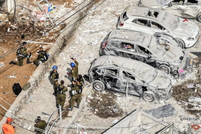 伊朗對以色列發動飛彈攻擊,16日布內布拉克住宅和車輛受損。(路透社)