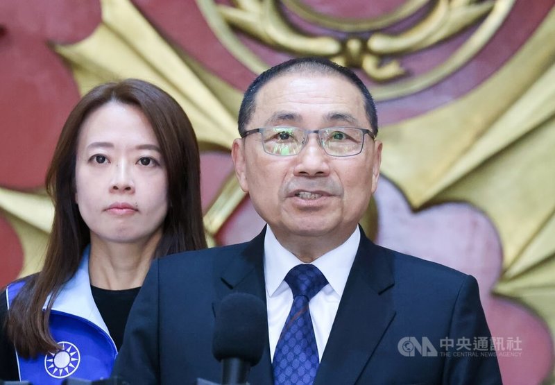 新北市長侯友宜(右)對中央擴大租金補貼經費,將由中央及地方共同負擔的問題17日表示,中央當初敲鑼打鼓說得很好聽,「神也你要做、鬼也你要做」,地方出30%不是一筆小數目,應回歸中央統籌辦理事項。中央社記者王鴻國攝 114年6月17日