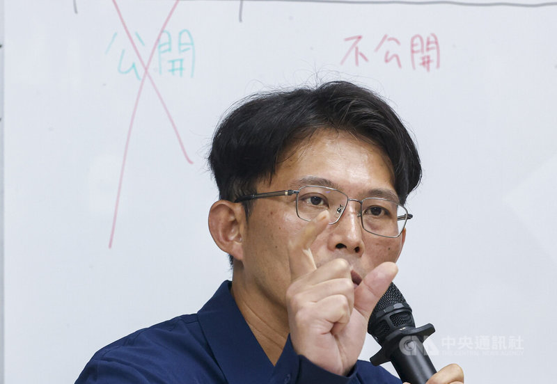 民眾黨主席黃國昌(圖)17日午後在中央黨部主持記者會,指總統府規劃邀在野黨領袖進行國安簡報安排草率匆促,且充滿政治算計安排,宣布不克出席會議。中央社記者鄭清元攝 114年6月17日
