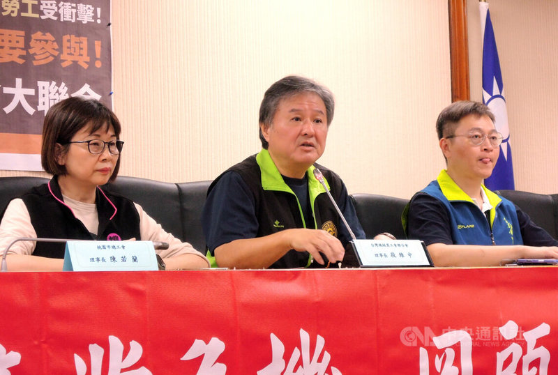 台灣勞工因應關稅衝擊行動聯盟17日召開記者會向政府喊話盼參與談判政策過程協商,台灣機械業工會聯合會理事長段維中(中)表示憂台美關稅談判中勞工會成為犧牲籌碼,如果政府與美國達成不公平的貿易協定,勞工只能積極採取激烈行動抗爭。中央社記者吳欣紜攝 114年6月17日