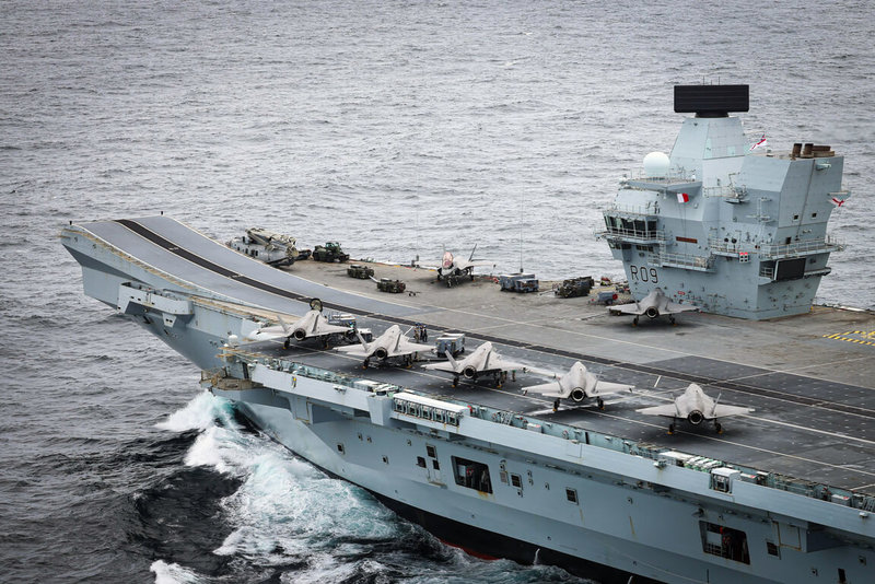 繼2021年後,英國今年4月再度啟動對印太區域的航艦打擊群行動部署,此次空戰能力顯著提升,總計出動英國24架第5代匿蹤戰機F-35B。圖為領銜打擊群的英國海軍「威爾斯親王號」航空母艦15日攝於印度洋。(英國國防部提供)中央社記者陳韻聿倫敦傳真 114年6月17日
