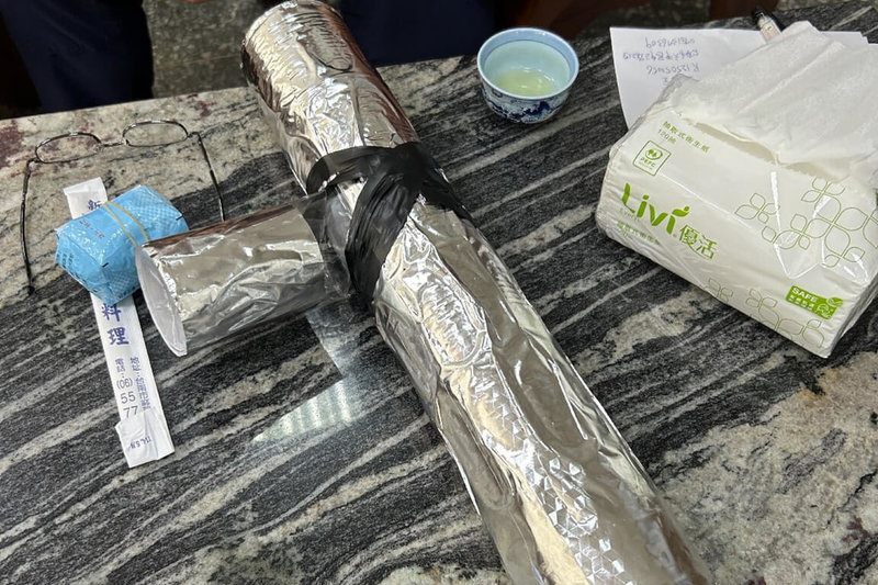 台南2名男子仿效網路流傳影片,以金屬罐與酒精等材料自製燃燒物,16日晚間在六甲區道路上點燃發出爆炸聲,遭警方循線查獲送辦。(讀者提供)中央社記者楊思瑞台南傳真 114年6月17日