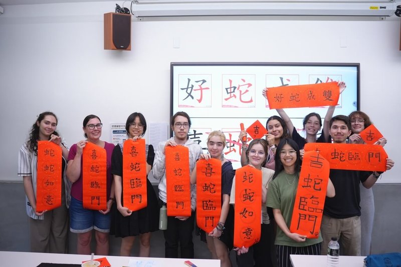 實踐大學近日迎接來自加拿大邁索納沃學院的22名學生,進行為期2週的密集華語課程,由於當時正逢端午假期,實踐華語中心安排一系列傳統文化活動,包括書法體驗等。(實踐大學提供)中央社記者陳至中台北傳真 114年6月17日