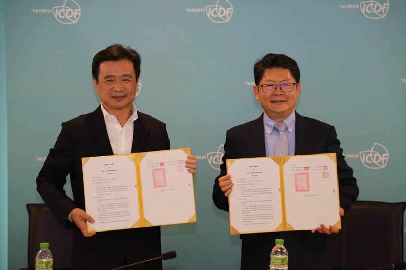 國合會17日與台灣人工智慧協會簽署合作備忘錄,由國合會秘書長黃玉霖(右)與台灣人工智慧協會理監事主席蕭文昌(左)代表雙方完成簽署。(國合會提供)中央社記者吳書緯傳真 114年6月17日