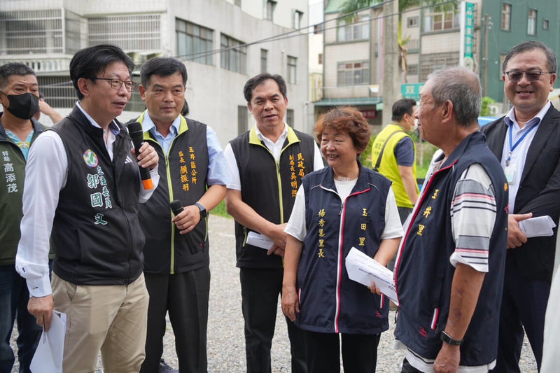 民進黨立法委員郭國文(前左1)17日邀請相關單位會勘台南市玉井區多功能活動中心新建計畫,盼爭取補助增加公共托育設施。(郭國文服務處提供)中央社記者楊思瑞台南傳真 114年6月17日