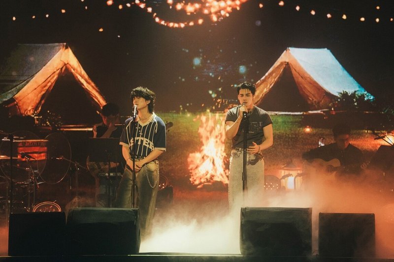歌手邱鋒澤(前左)、黃偉晉(前右)的巡迴演出台北站日前圓滿落幕,因為兩人歌曲都以情歌居多,特別選唱告五人經典作「愛人錯過」把氣氛炒嗨。(原音娛樂提供) 中央社記者陳怡璇傳真 114年6月17日