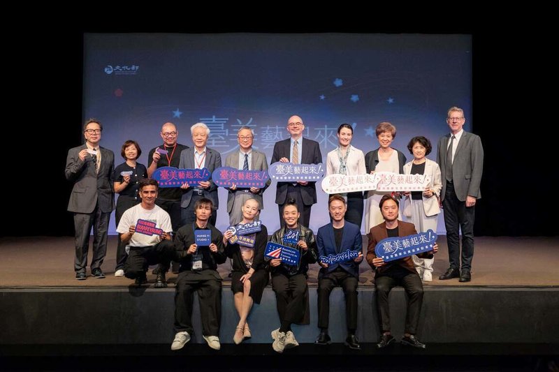 文化部支持布拉瑞揚舞團等5團隊下半年展開美國巡演,部長李遠(後排左5)、美國在台協會處長谷立言(Raymond F. Greene)(後排右5)17日出席記者會,與表演團隊代表共同合影。(文化部提供) 中央社記者趙靜瑜傳真 114年6月17日