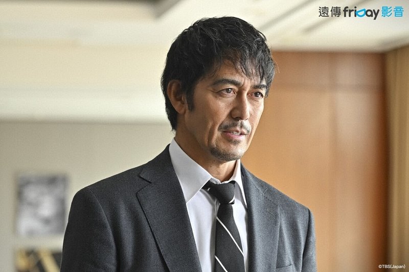 演員阿部寬(圖)在日劇「新聞主播」詮釋一名資深記者,劇中他以強烈的新聞信念與行動力,一步步帶領團隊揭露許多新聞事件的黑幕。(friDay影音提供)中央社記者洪素津傳真 114年6月17日