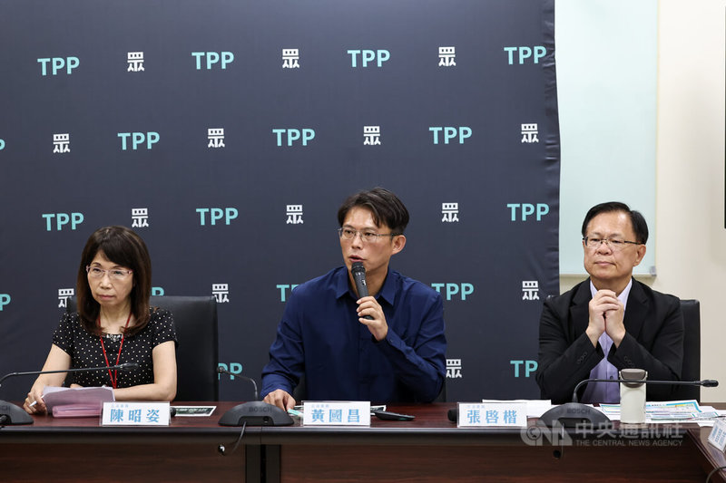 民眾黨立法院黨團17日上午在台北舉辦「啟動憲改 廢除監院 拒絕酬庸 不要再拖!」記者會,黨團總召黃國昌(中)、副總召張啓楷(右)、幹事長陳昭姿(左)一同出席,表示將盡速促成修憲委員會啟動。中央社記者翁睿坤攝 114年6月17日