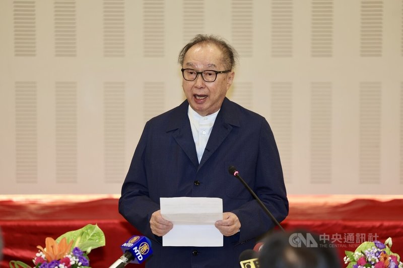 代工廠廣達、國防部軍醫局與國防醫學院分別代表產、官、學3方啟動跨域合作,17日舉辦簽約儀式,宣布共同研發電子傷票系統,廣達董事長林百里(圖)致詞表示,廣達有許多智慧醫療專案進行中,但打造智慧醫療應用並不容易,有關醫生的要求必須好好了解,再進行資訊科技(IT)研究。中央社記者王飛華攝 114年6月17日