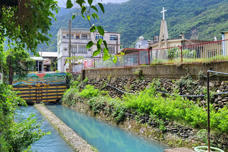屏東縣來義鄉二峰圳因周遭道路施工,17日起暫停開放側向溢流堰戲水區。來義鄉公所表示,將視工程進度另行公告開放時間,也籲請民眾勿入主圳道戲水。中央社記者黃郁菁攝 114年6月17日