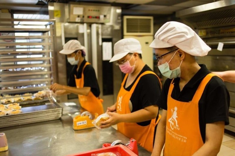 台中市目前設有餐飲烘焙等5種型態庇護工場,以完善服務評估與資源整合模式,個別化服務策略協助身障者,透過庇護性就業高密度訓練,讓身障者邁向一般就業市場。(台中市政府提供)中央社記者郝雪卿傳真 114年6月17日