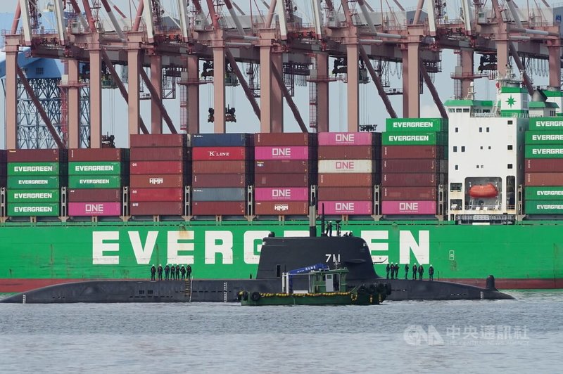 國造潛艦原型艦海鯤艦(圖)17日在高雄港內持續進行浮航,甲板上多名技術人員,一旁並有小船伴隨航行。中央社記者董俊志攝 114年6月17日
