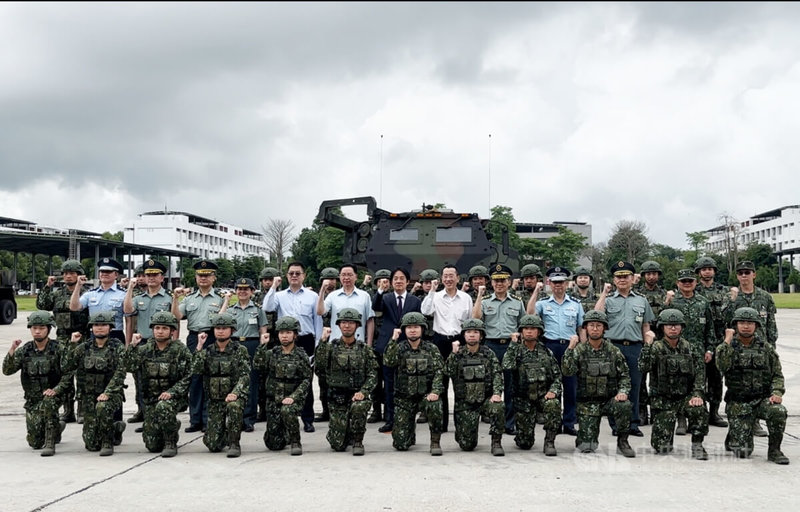 總統賴清德(右2)17日勗勉「陸軍砲兵第58指揮部」,視察海馬士多管火箭系統新式武器操作後,和國軍一起合影留念。中央社記者趙麗妍攝 114年6月17日