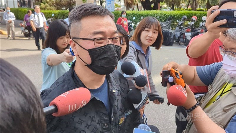 台中九州博弈集團案,遭控涉案總裁陳政谷(前)17日羈押期滿,台中地院晚間經合議庭評議後,考量他已配戴科技監控設備,且斟酌先前具保在外期間,均遵期至警局報到,裁定當庭釋放。(中央社檔案照片)