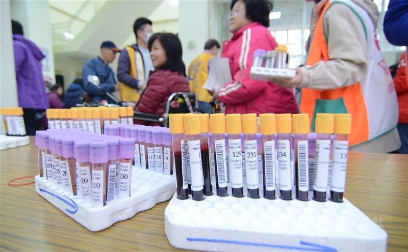 台中市區豐原區有民眾上門推銷「免費肝癌篩檢」,聲稱有護理人員可到府抽血,配合政府健康檢查;台中市衛生局表示,並未與任何檢驗所合作。(中央社檔案照片)
