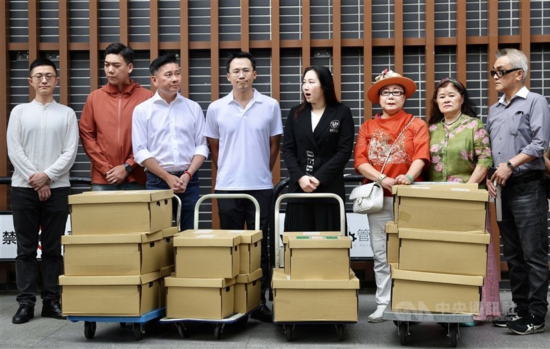 圖為罷免民進黨立委吳思瑤團隊送交二階連署書,因領銜人未到場遭選委會拒收。(中央社檔案照片)