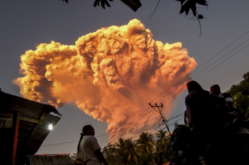 印尼勒沃托比火山男峰17日噴發,橘色蕈狀火山灰雲高度達1萬1000公尺。(法新社)