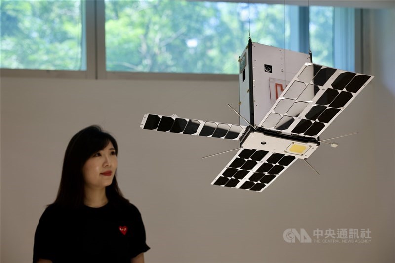 圖為珍珠號低軌衛星模擬互動區。 （中央社檔案照片）