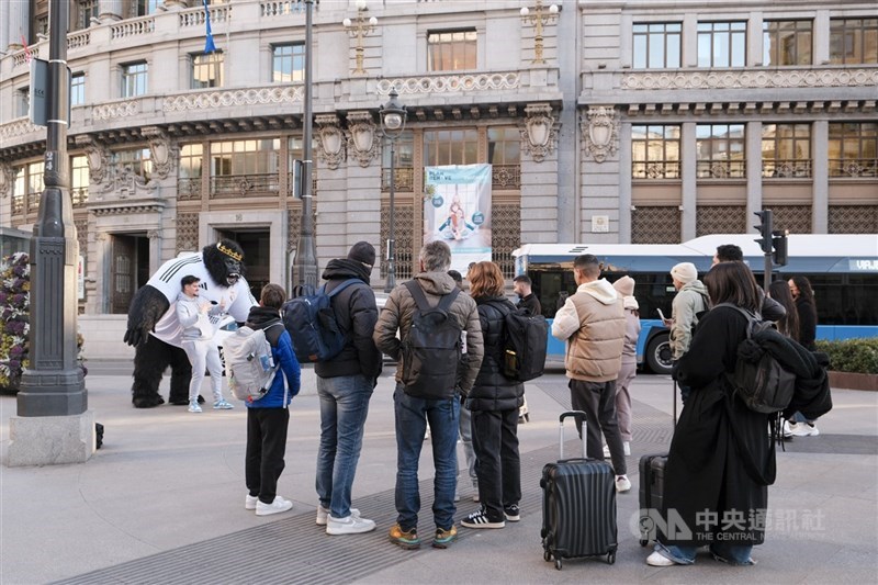 金管會表示,暑假將至,提醒民眾規劃國內外旅遊時,可依需求事先規劃旅遊期間適足的保險保障,除了旅平險外,也可加保旅行不便保險。圖為西班牙首都馬德里老城區街頭。(中央社檔案照片)
