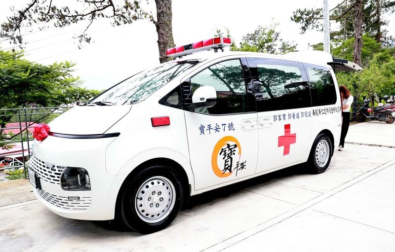 南投縣仁愛鄉衛生所17日獲贈一輛救護車，配備AED、緊急氧氣裝置等；捐贈者郭家寶說，偏鄉民眾緊急就醫很不容易，捐贈救護車命名「寶平安」，希望大家平平安安。（南投縣政府提供）中央社記者蕭博陽南投縣傳真  114年6月17日