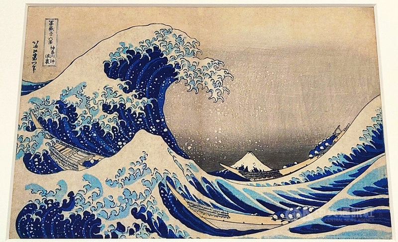 國立故宮博物院南部院區「江戶浮世之美」展出日本江戶時代浮世繪畫家葛飾北齋版畫作品「神奈川沖浪裏」,展期至30日,呼籲民眾把握觀展時間。中央社記者蔡智明攝 114年6月17日