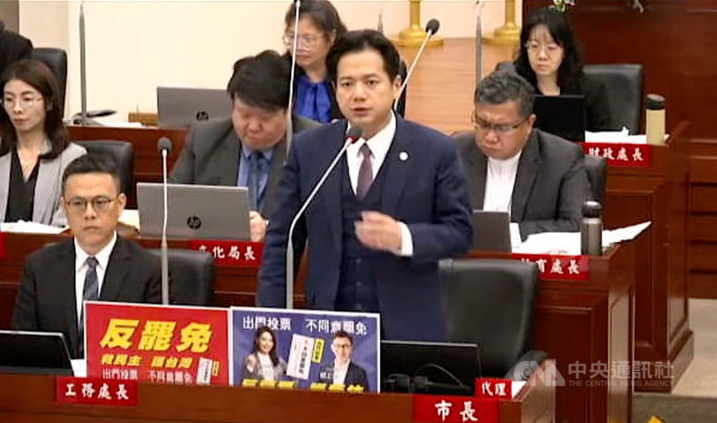 新竹市議會16日舉行第11屆第5次定期會市政總質詢,有國民黨議員質詢時,在代理市長邱臣遠(前右)座位前擺放「反罷免」手舉牌。(翻攝新竹市議會直播畫面)中央社記者魯鋼駿傳真 114年6月17日
