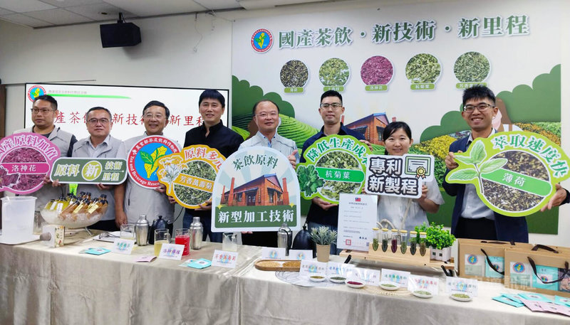 農業部茶及飲料作物改良場17日舉行記者會,介紹透過破壁(破壞細胞壁)速萃技術,可去除傳統茶飲製程的不良雜異味及提升萃取效率與品質,並降低生產成本,目前已將相關技術授權給國內6家業者。中央社記者汪淑芬攝 114年6月17日