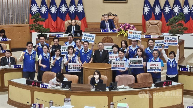 新北市議會17日進行市政總質詢，市長侯友宜（中間著西裝者）表示，為保障全市2萬2381名鄰長執勤安全，將辦理團體意外險，預計115年正式實施。中央社記者王鴻國攝  114年6月17日