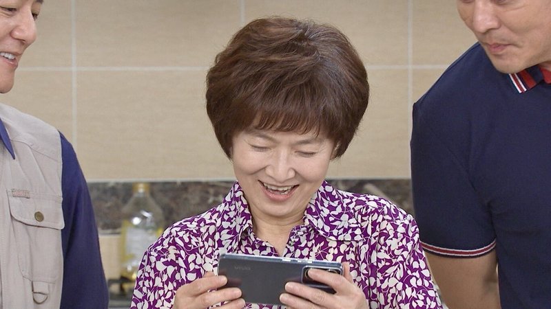 演員謝瓊煖（中）在8點檔「好運來」挑戰客語演出，她坦言，客語的聲調與國語、台語大相徑庭，很多音聽起來相似，但意思卻天差地遠，讓她在學習初期吃了不少苦頭。（民視提供）中央社記者洪素津傳真  114年6月17日