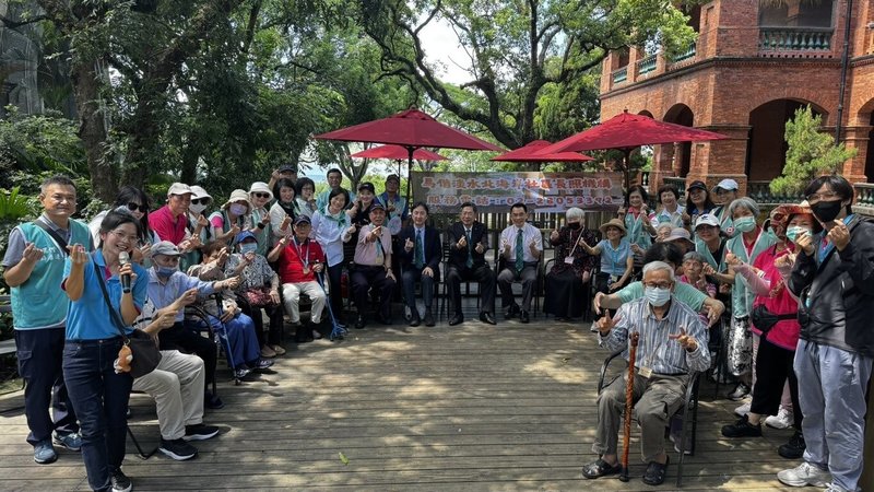 馬偕紀念醫院藉由「失智社會處方計畫」，由醫師根據個案興趣開立文化與活動處方，讓失智者透過藝術、運動、懷舊等方式提升認知與情緒。圖為馬偕醫院總院長張文瀚（後中左）等人日前率馬偕淡水北海岸社區長照機構長者一起走向戶外。（馬偕提供）中央社記者沈佩瑤傳真  114年6月17日