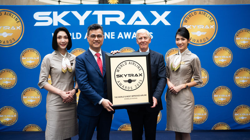 2025 SKYTRAX全球航空公司大獎頒獎典禮17日在法國巴黎登場,星宇航空執行長翟健華(左2)親自前往領獎,並由SKYTRAX執行長愛德華(Edward Plaisted)(右2)頒發五星航空認證。(星宇航空提供)中央社記者余曉涵傳真 114年6月17日