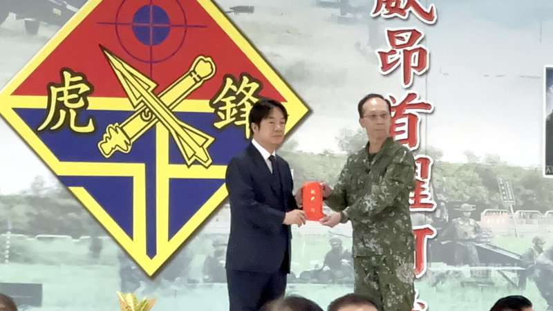 總統賴清德(左)17日赴陸軍58砲指部視導向美採購的M142「海馬士」多管火箭系統,並致贈加菜金勗勉砲兵弟兄。中央社記者趙麗妍攝 114年6月17日