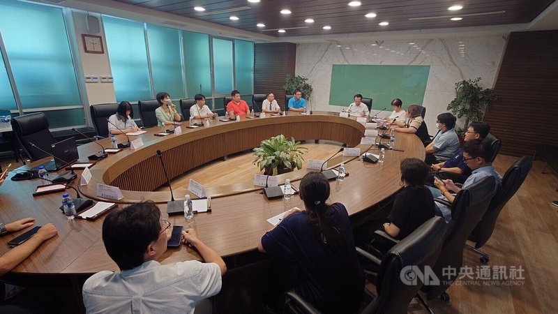 2025年總統教育獎嘉義縣5名學子獲獎,17日到縣府接受表揚,縣長翁章梁(後中)除與獲獎學生話家常,更贈送每人1台iPad,鼓勵他們持續保有正向態度、發揮影響力。中央社記者蔡智明攝 114年6月17日
