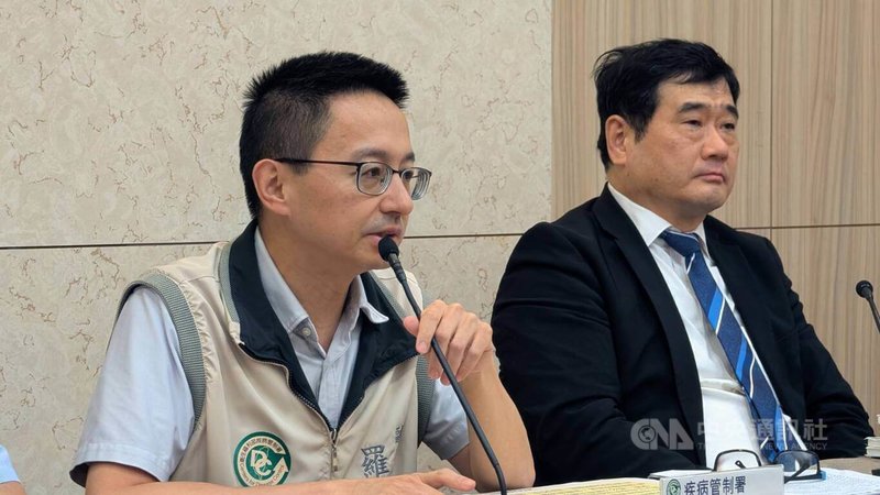 衛福部疾管署17日公布國內新增3例境外移入瘧疾病例,副署長羅一鈞(左)提醒民眾千萬不要輕忽、省小錢,若罹患瘧疾,即使緊急搶救仍有高度重症死亡風險。中央社記者曾以寧攝 114年6月17日
