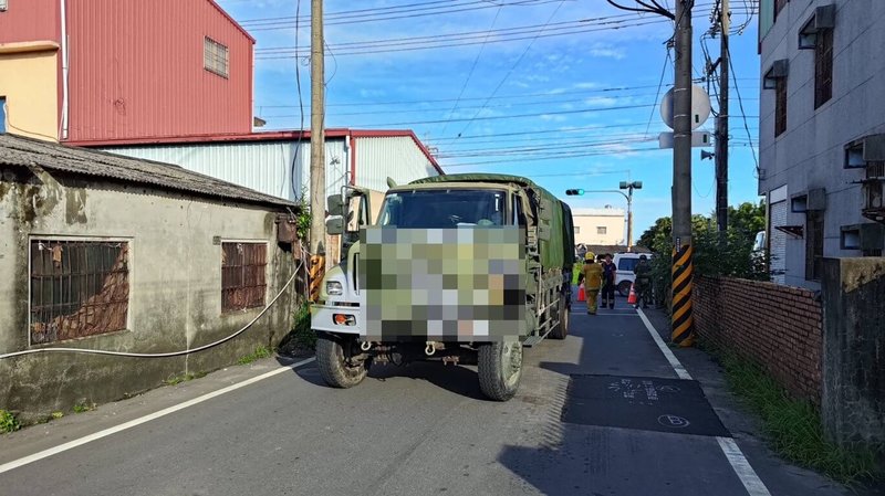 30歲空軍林姓中士17日清晨駕駛軍用卡車,沿高雄市阿蓮區蓮山二路行駛,行經穎源路口右轉時,與直行機車發生碰撞,造成機車後座83歲黃姓乘客當場死亡,女騎士黃男妻子手部開放性骨折、經治療無生命危險。(高雄市警察局湖內分局提供)中央社記者張已亷傳真 114年6月17日