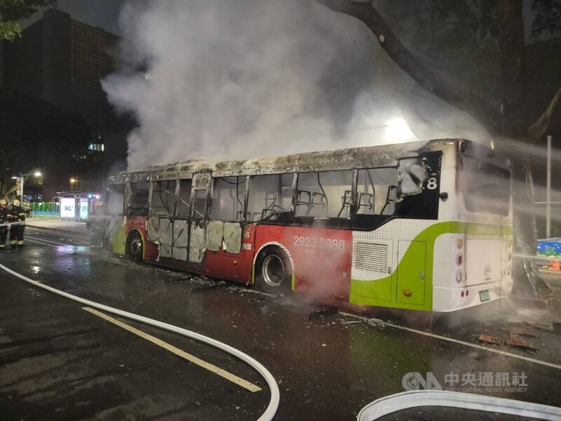 台北市松山區敦化北路16日晚間發生一輛262公車起火事故,疑因電動公車電池故障釀禍,幸車上乘客及早疏散,現場無人傷亡,火勢也順利撲滅。(翻攝照片)中央社記者黃麗芸傳真 114年6月16日