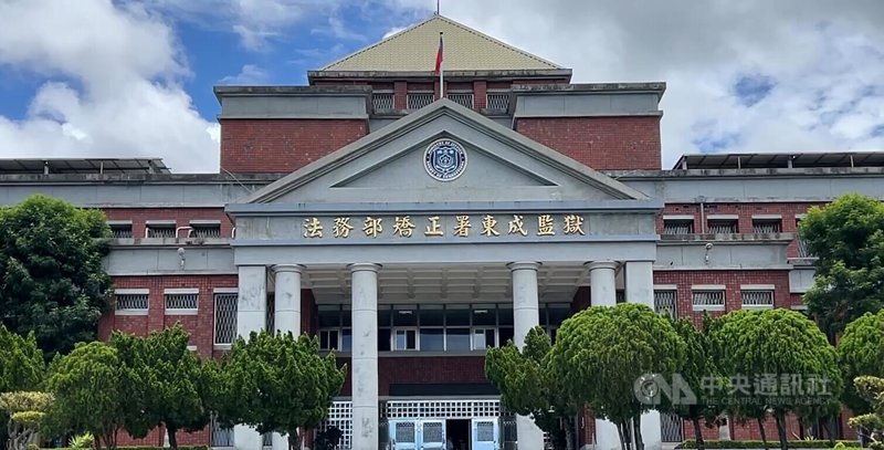 台東東成監獄鍾姓受刑人6月10日於監所診間看診時,勒護理師頸部並奪筆刺臉,台東地檢署17日偵結依傷害和強制罪起訴鍾員建議法院從重量刑。中央社記者盧太城台東攝 114年6月17日