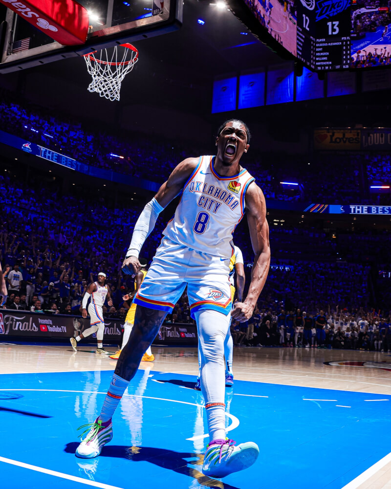NBA總冠軍賽第5戰,奧克拉荷馬雷霆球員威廉斯(前)和吉爾傑斯亞歷山大聯手轟進71分,率隊擊敗溜馬聽牌。(圖取自x.com/okcthunder)