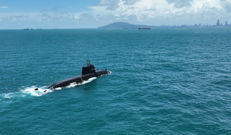 國造潛艦原型艦海鯤艦17日上午進行海上測試(SAT),台船公司表示,已順利完成推進、舵翼、電力、液壓、通風、通信及雷達等各項系統首次海上動態組合測試。(台船公司提供)中央社記者林巧璉傳真 114年6月17日
