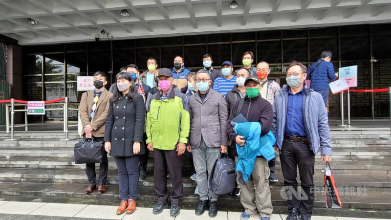 民國107年南島民族論壇啟動儀式,原民會所屬文發中心舞團展演奇美部落勇士舞,部落認為未經授權擅自利用求償300萬元。北院18日開庭,奇美村長蔣國雄(前排左2)表示,勇士舞用於祭典,平時不會隨意跳、唱,原民會卻未告知部落,當然造成傷害。(中央社檔案照片)